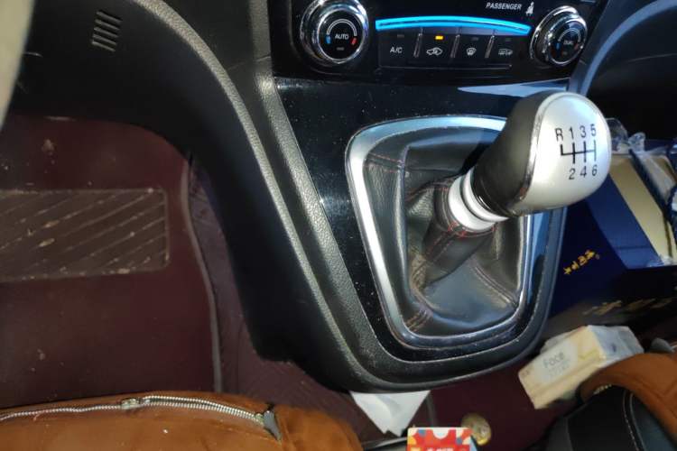Used Haval H6 2013 Upgraded Model 1.5T Manual Two-Wheel Drive Elite Version Gear Lever