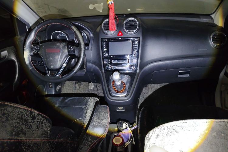 Used Haval H6 2013 Upgraded Model 1.5T Manual Two-Wheel Drive Elite Version Interior 2