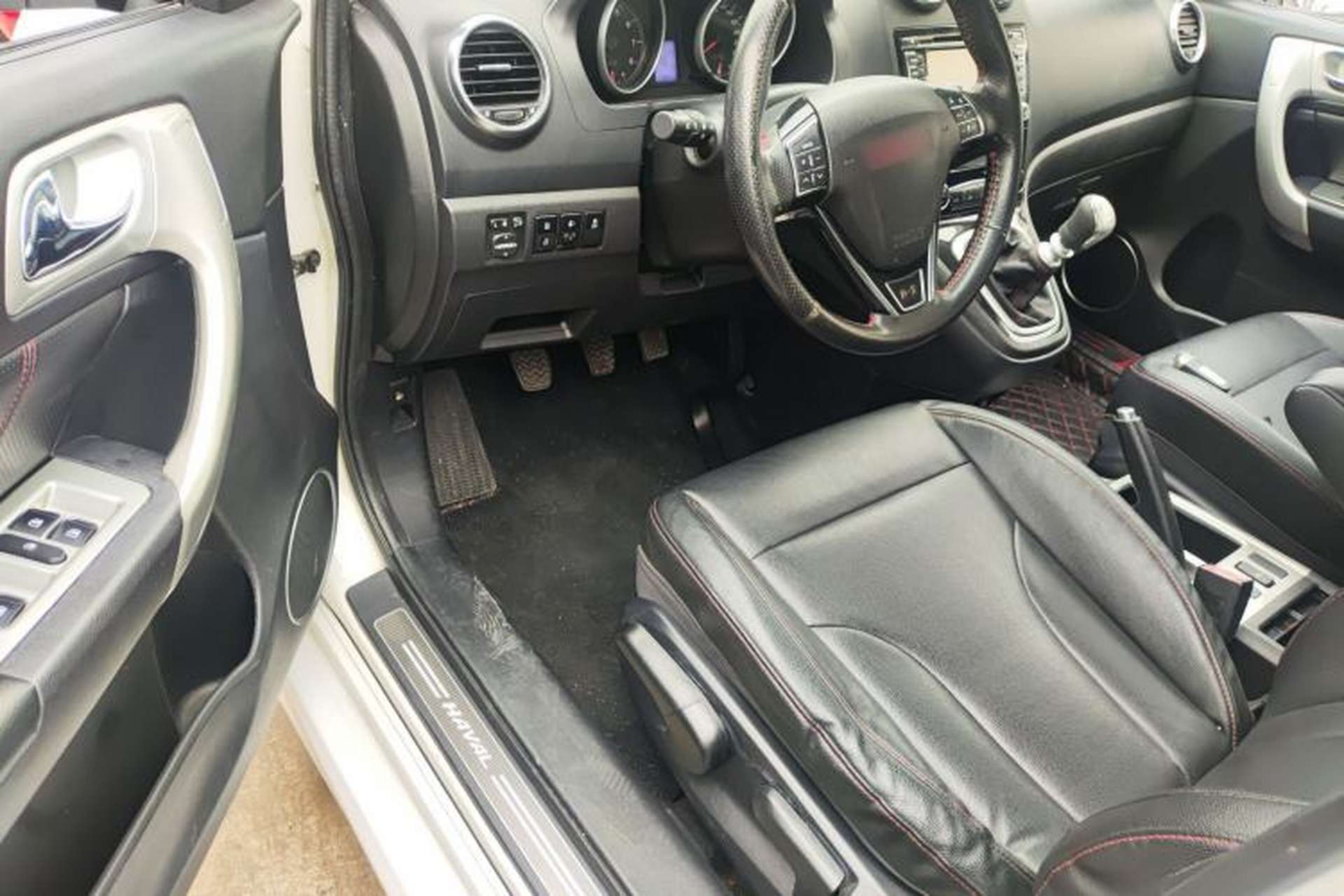 Used Haval H6 2013 Upgraded Model 1.5T Manual Two-Wheel Drive Elite Version Interior 3