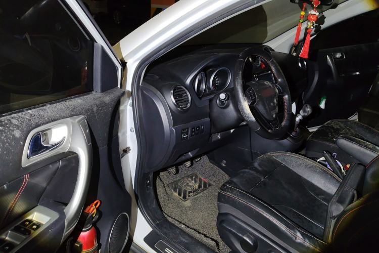 Used Haval H6 2013 Upgraded Model 1.5T Manual Two-Wheel Drive Elite Version Interior 3