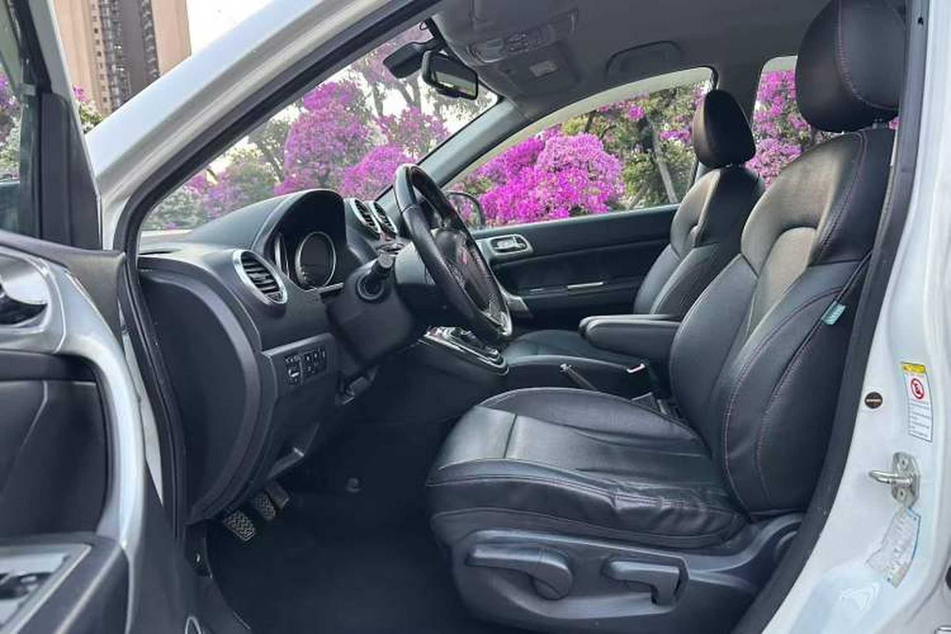 Used Haval H6 2013 Upgraded Model 1.5T Manual Two-Wheel Drive Elite Version Interior 7