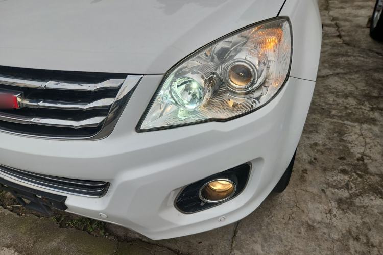 Used Haval H6 2013 Upgraded Model 1.5T Manual Two-Wheel Drive Elite Version Left Front Headlight
