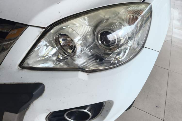 Used Haval H6 2013 Upgraded Model 1.5T Manual Two-Wheel Drive Elite Version Left Front Headlight