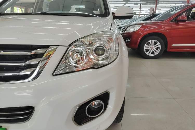 Used Haval H6 2013 Upgraded Model 1.5T Manual Two-Wheel Drive Elite Version Left Front Headlight