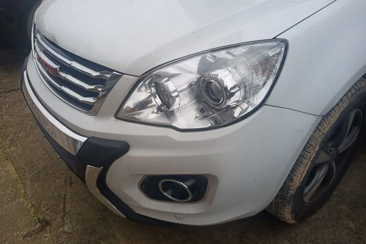 Used Haval H6 2013 Upgraded Model 2.4L Automatic Two-Wheel Drive Elite Version Left Front Headlight