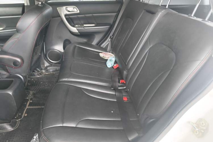 Used Haval H6 2013 Upgraded Model 1.5T Manual Two-Wheel Drive Elite Version Left Rear Seat