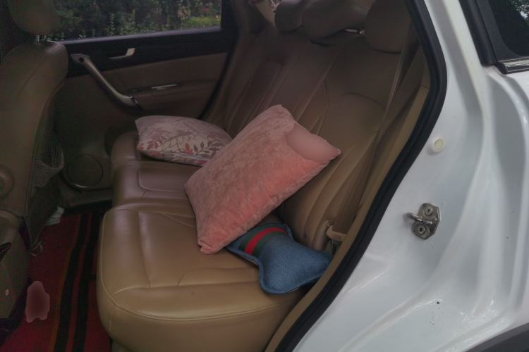 Used Haval H6 2013 Upgraded Model 1.5T Manual Two-Wheel Drive Prestige Version Left Rear Seat