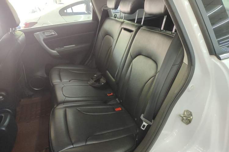 Used Haval H6 2013 Upgraded Model 1.5T Manual Two-Wheel Drive Elite Version Left Rear Seat