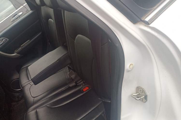 Used Haval H6 2013 Upgraded Model 2.4L Automatic Two-Wheel Drive Elite Version Left Rear Seat