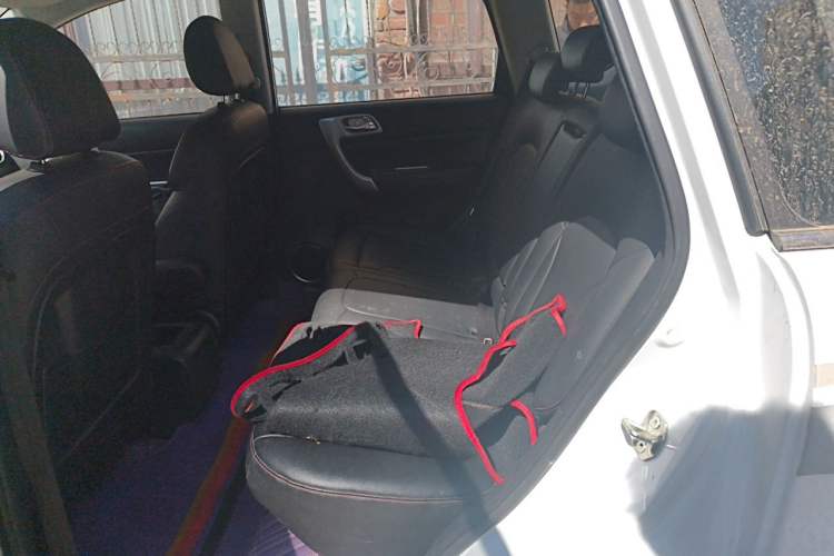 Used Haval H6 2013 Upgraded Model 1.5T Manual Two-Wheel Drive Elite Version Left Rear Seat