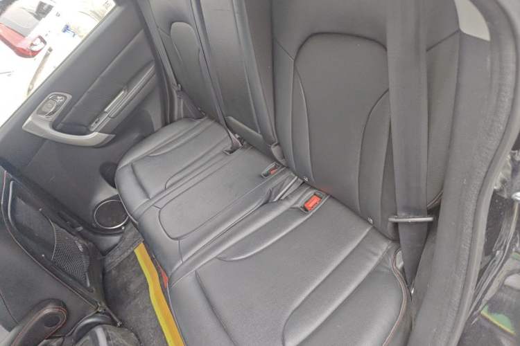 Used Haval H6 2013 Upgraded Model 1.5T Manual Two-Wheel Drive Elite Version Left Rear Seat