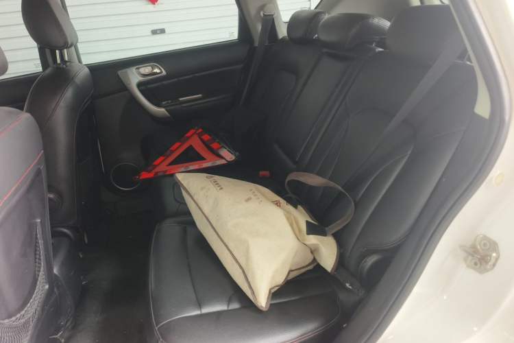 Used Haval H6 2013 Upgraded Model 1.5T Manual Two-Wheel Drive Elite Version Left Rear Seat