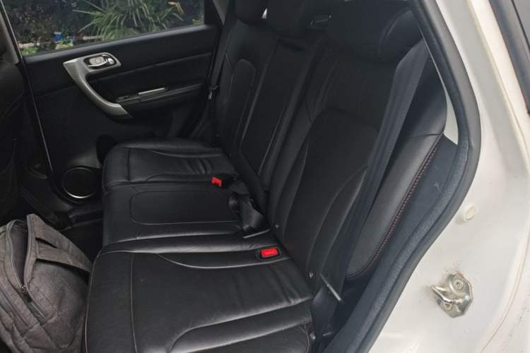 Used Haval H6 2013 Upgraded Model 1.5T Manual Two-Wheel Drive Prestige Version Left Rear Seat