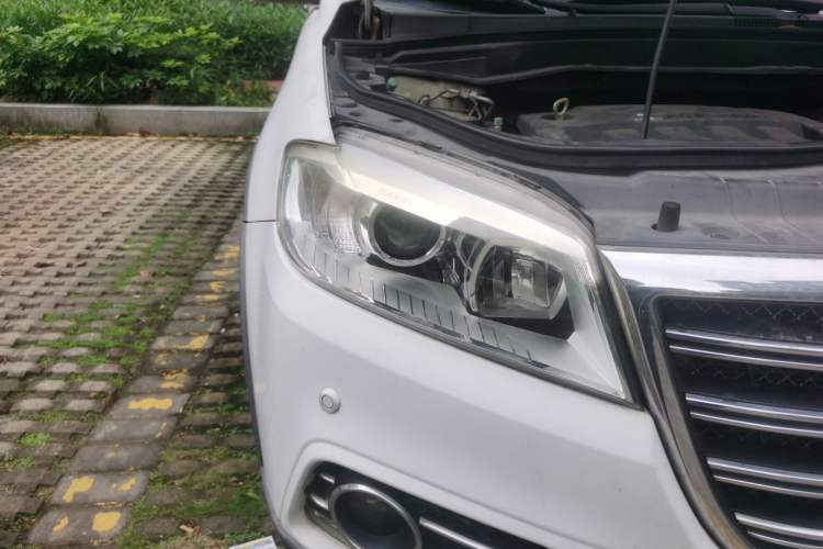 Used Haval H6 2013 Upgraded Model 2.4L Automatic Two-Wheel Drive Prestige Version Right Front Headlight