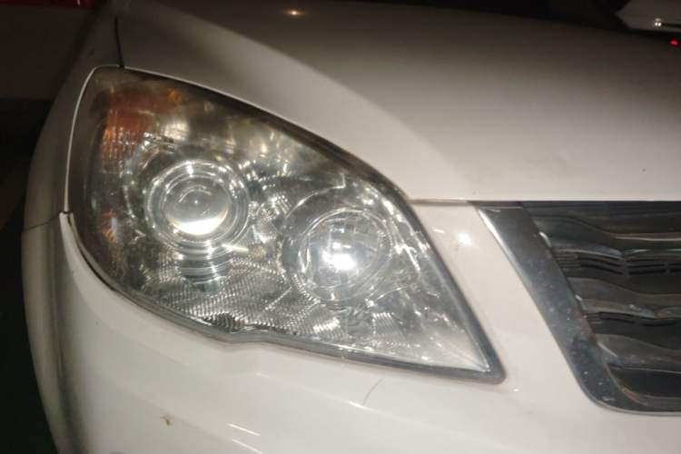 Used Haval H6 2013 Upgraded Model 1.5T Manual Two-Wheel Drive Elite Version Right Front Headlight