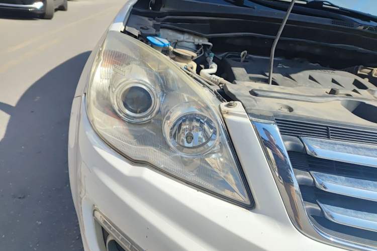 Used Haval H6 2013 Upgraded Model 2.4L Automatic Two-Wheel Drive Elite Version Right Front Headlight