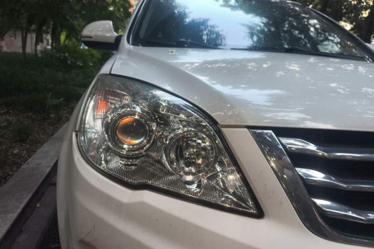 Used Haval H6 2013 Upgraded Model 2.4L Automatic Two-Wheel Drive Elite Version Right Front Headlight