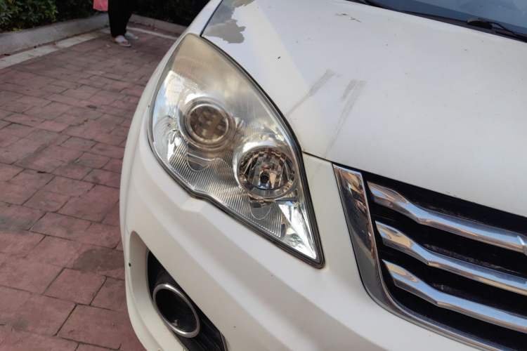 Used Haval H6 2013 Upgraded Model 1.5T Manual Two-Wheel Drive Elite Version Right Front Headlight
