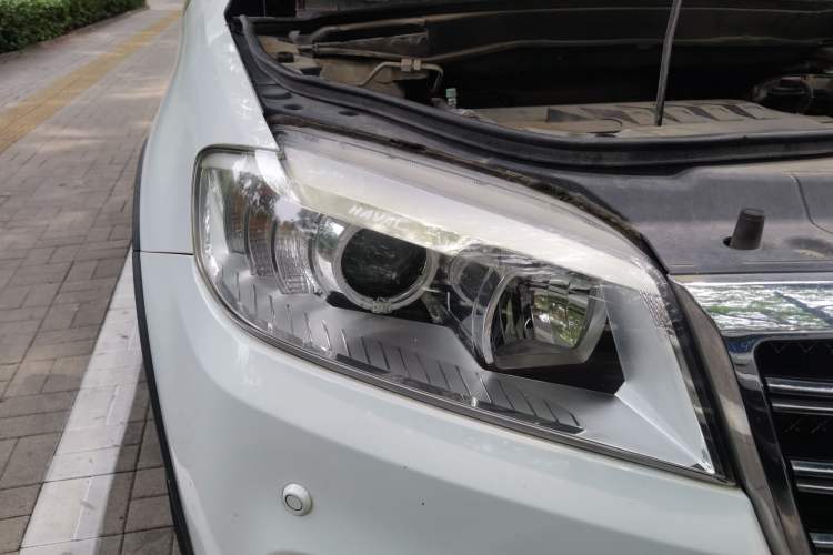 Used Haval H6 2013 Upgraded Model 1.5T Manual Two-Wheel Drive Prestige Version Right Front Headlight