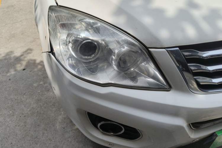 Used Haval H6 2013 Upgraded Model 2.4L Automatic Two-Wheel Drive Elite Version Right Front Headlight