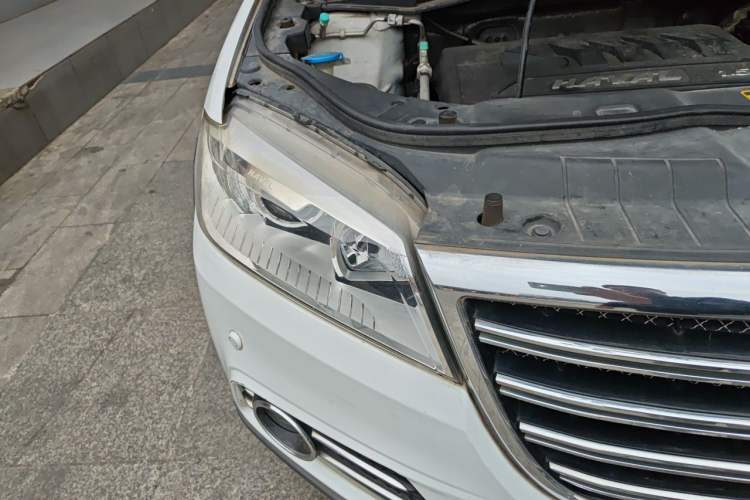 Used Haval H6 2013 Upgraded Model 1.5T Manual Two-Wheel Drive Elite Version Right Front Headlight