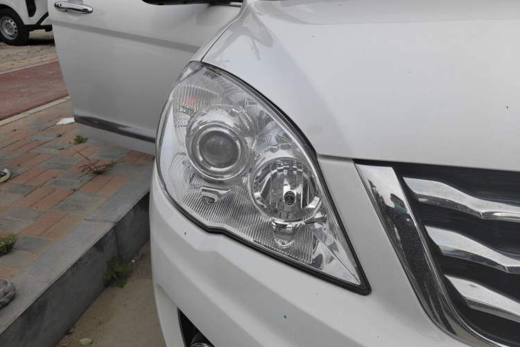 Used Haval H6 2013 Upgraded Model 1.5T Manual Two-Wheel Drive Elite Version Right Front Headlight