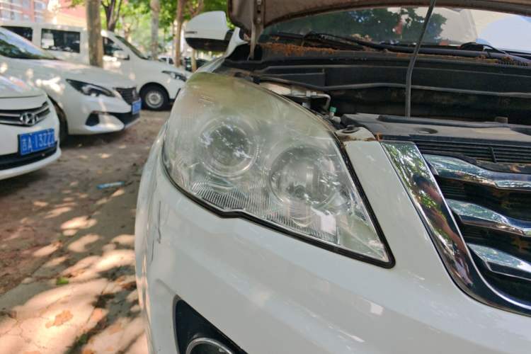 Used Haval H6 2013 Upgraded Model 1.5T Manual Two-Wheel Drive Elite Version Right Front Headlight