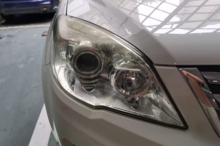 Used Haval H6 2013 Upgraded Model 1.5T Manual Two-Wheel Drive Elite Version Right Front Headlight