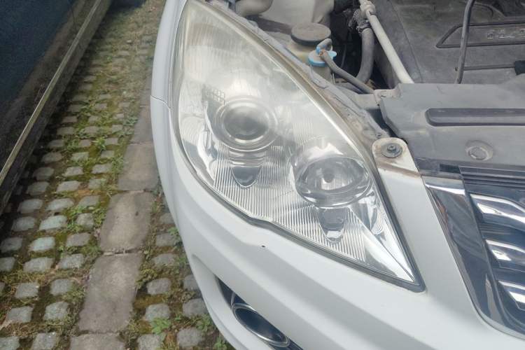 Used Haval H6 2013 Upgraded Model 1.5T Manual Two-Wheel Drive Prestige Version Right Front Headlight