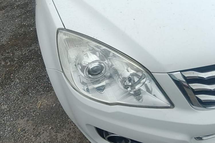Used Haval H6 2013 Upgraded Model 1.5T Manual Two-Wheel Drive Elite Version Right Front Headlight