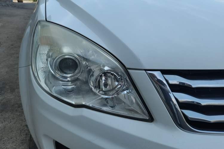Used Haval H6 2013 Upgraded Model 2.4L Automatic Two-Wheel Drive Prestige Version Right Front Headlight