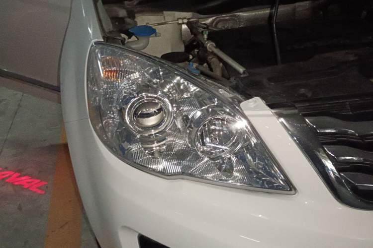 Used Haval H6 2013 Upgraded Model 1.5T Manual Two-Wheel Drive Elite Version Right Front Headlight