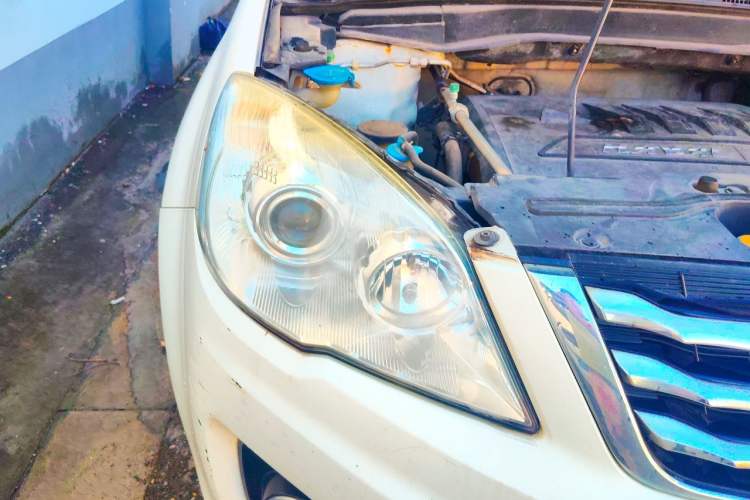 Used Haval H6 2013 Upgraded Model 1.5T Manual Two-Wheel Drive Elite Version Right Front Headlight