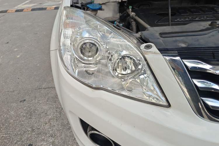 Used Haval H6 2013 Upgraded Model 1.5T Manual Two-Wheel Drive Elite Version Right Front Headlight