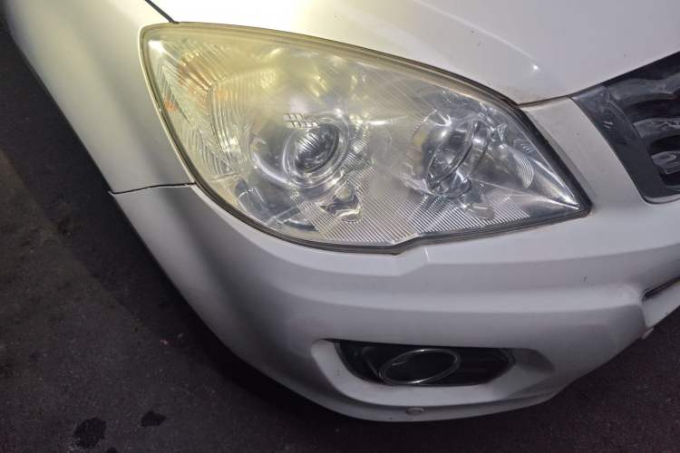 Used Haval H6 2013 Upgraded Model 2.4L Automatic Two-Wheel Drive Elite Version Right Front Headlight