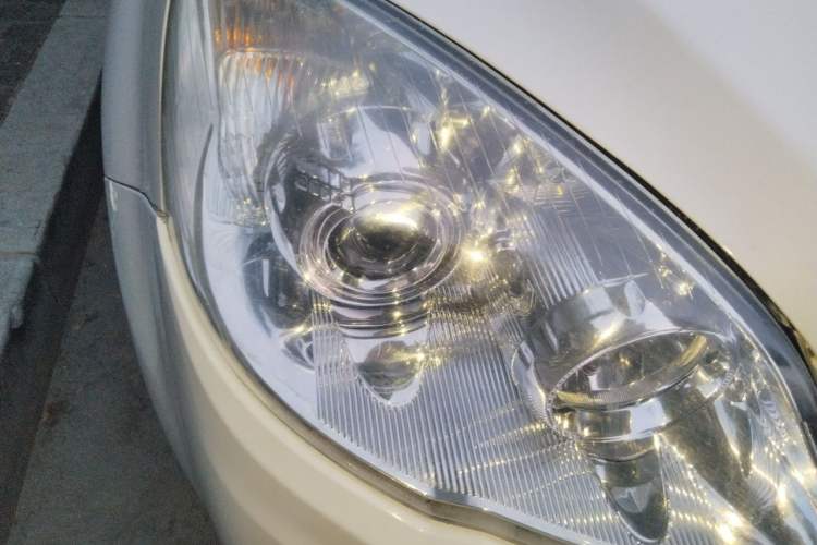Used Haval H6 2013 Upgraded Model 2.4L Automatic Two-Wheel Drive Prestige Version Right Front Headlight