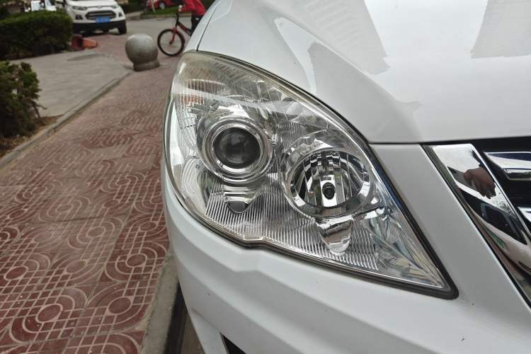 Used Haval H6 2013 Upgraded Model 1.5T Manual Two-Wheel Drive Elite Version Right Front Headlight