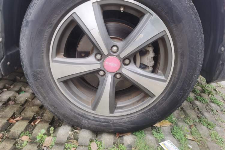 Used Haval H6 2013 Upgraded Model 2.4L Automatic Two-Wheel Drive Prestige Version Right Front Wheel Hub