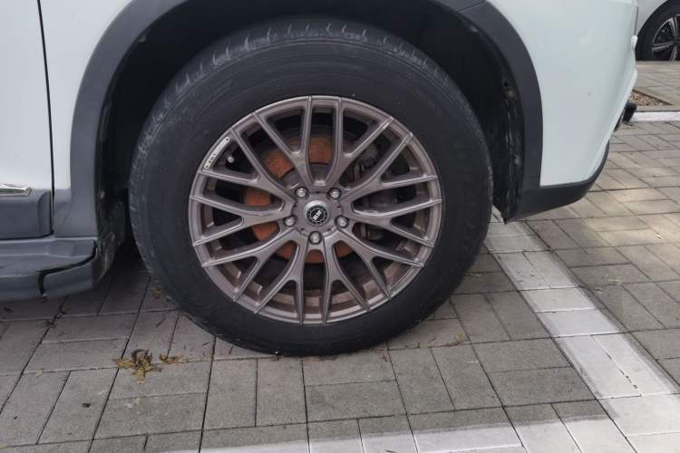 Used Haval H6 2013 Upgraded Model 1.5T Manual Two-Wheel Drive Prestige Version Right Front Wheel Hub