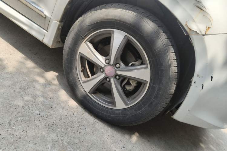 Used Haval H6 2013 Upgraded Model 2.4L Automatic Two-Wheel Drive Elite Version Right Front Wheel Hub