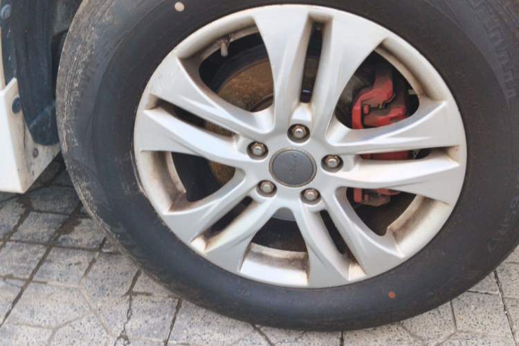 Used Haval H6 2013 Upgraded Model 2.4L Automatic Two-Wheel Drive Elite Version Right Front Wheel Hub