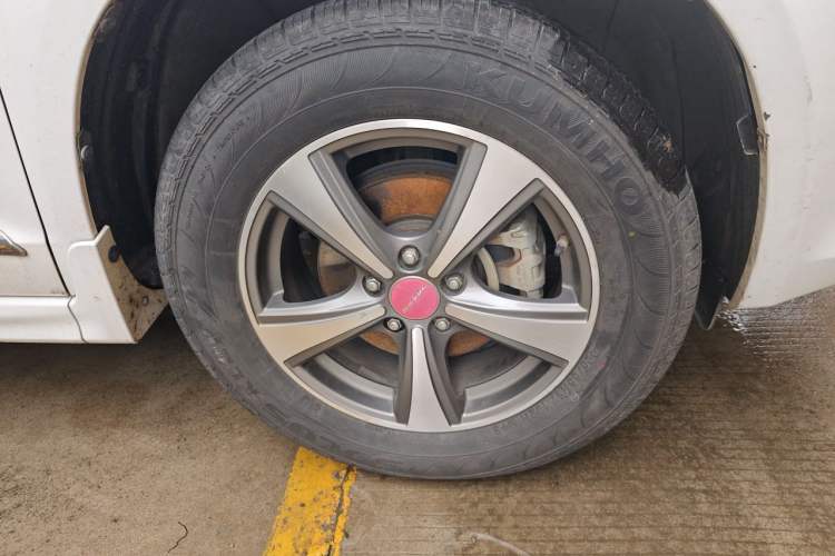 Used Haval H6 2013 Upgraded Model 1.5T Manual Two-Wheel Drive Elite Version Right Front Wheel Hub