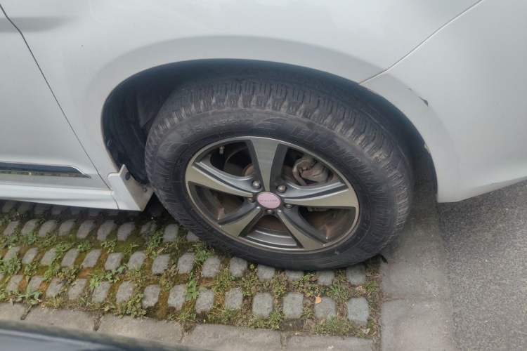 Used Haval H6 2013 Upgraded Model 1.5T Manual Two-Wheel Drive Prestige Version Right Front Wheel Hub