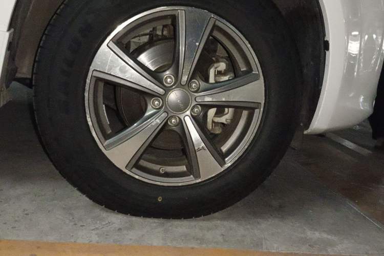 Used Haval H6 2013 Upgraded Model 1.5T Manual Two-Wheel Drive Elite Version Right Front Wheel Hub