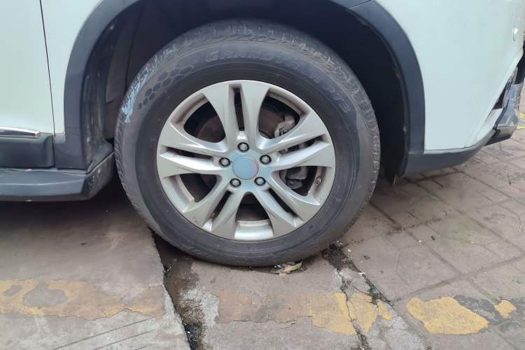 Used Haval H6 2013 Sport Edition 1.5T Manual Two-Wheel Drive Prestige Model Right Front Wheel Hub