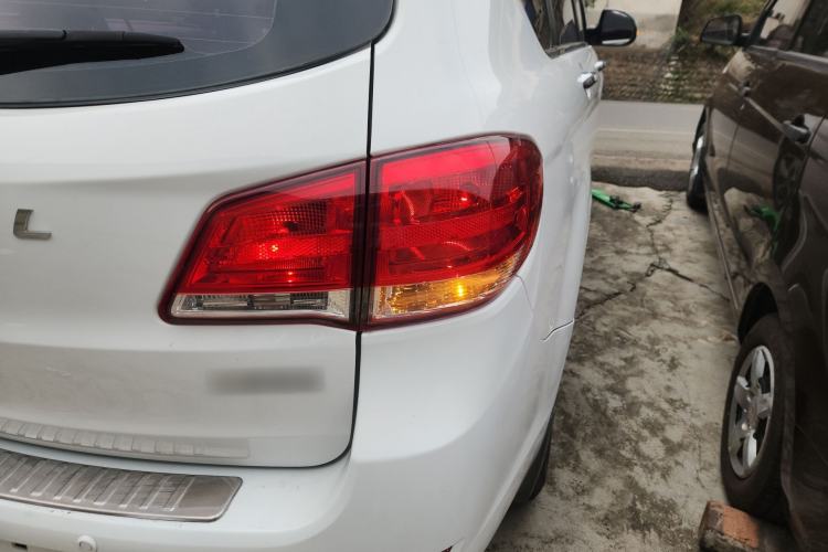 Used Haval H6 2013 Upgraded Model 1.5T Manual Two-Wheel Drive Elite Version Right Rear Taillight