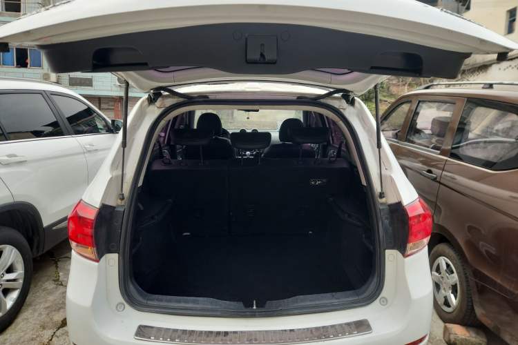 Used Haval H6 2013 Upgraded Model 1.5T Manual Two-Wheel Drive Elite Version Trunk
