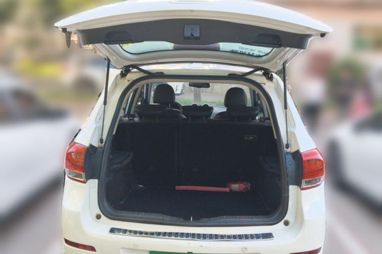 Used Haval H6 2013 Upgraded Model 2.4L Automatic Two-Wheel Drive Elite Version Trunk