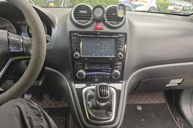 Used Haval H6 2014 Upgraded Model 2.0T Diesel Manual Two-Wheel Drive Elite Version Audio And AC Panel