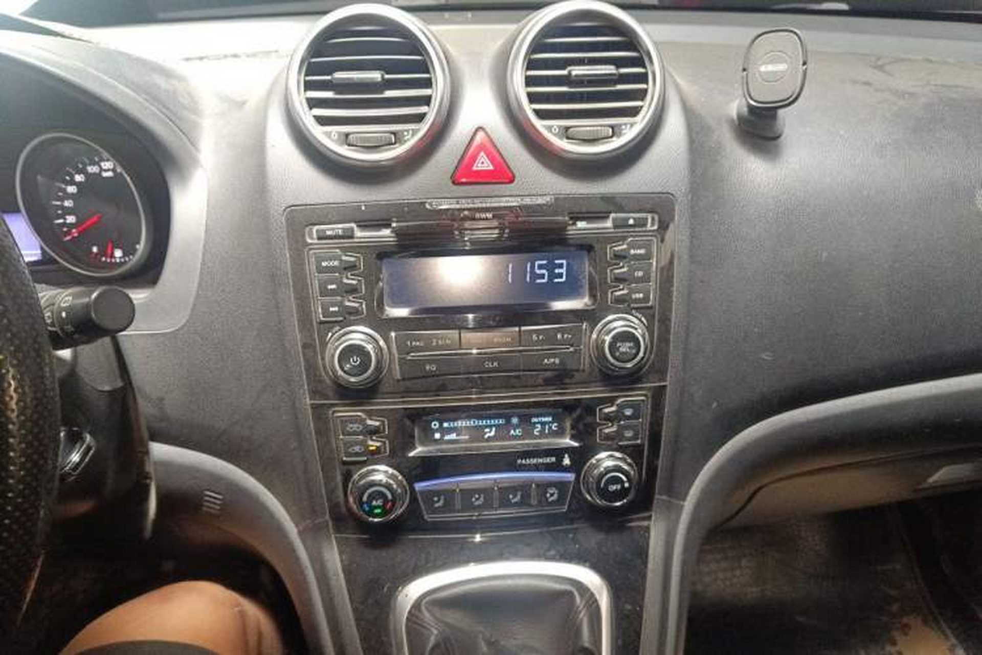 Used Haval H6 2014 Upgraded Model 2.0T Diesel Manual Two-Wheel Drive Urban Version Audio And AC Panel